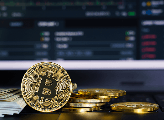 monety bitcoin w pobliżu platformy handlowej Quantum AI